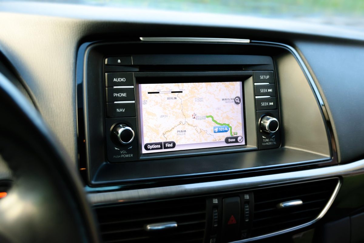 Écran de navigation GPS affichant une carte routière dans l'habitacle d'une automobile Écran de navigation GPS affichant une carte routière dans l'habitacle d'une automobile