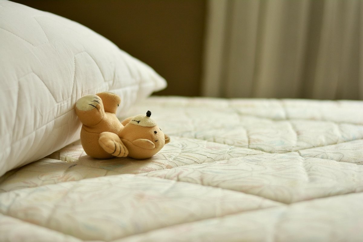 Un matelas en mousse haute densité posé sur un sommier à lattes dans un van aménagé