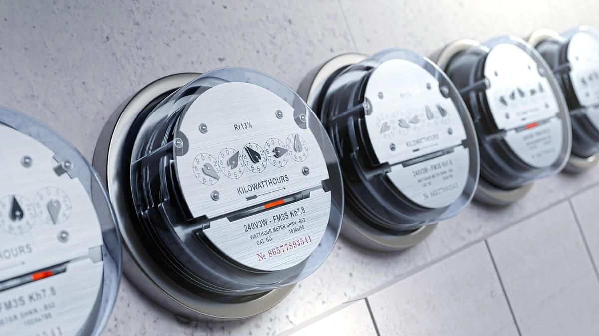 Compteurs d'électricité encastrés dans un mur, rangés en ligne Compteurs d'électricité encastrés dans un mur, rangés en ligne
