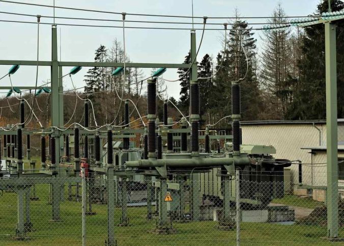 Installation électrique extérieure avec transformateurs, câbles et grillage
