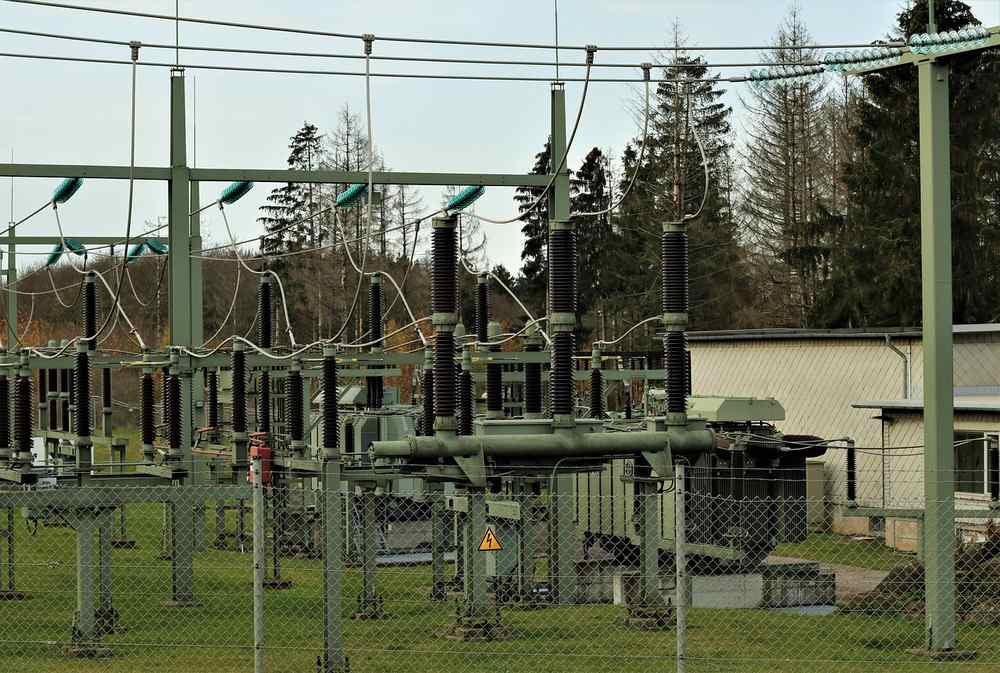 Installation électrique extérieure avec transformateurs, câbles et grillage