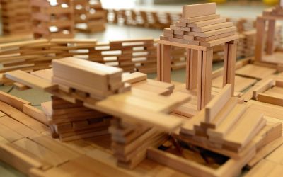 Construction en bois sur une table