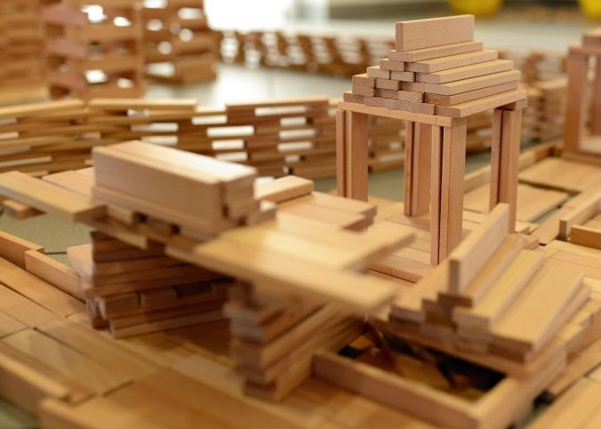 Construction en bois sur une table