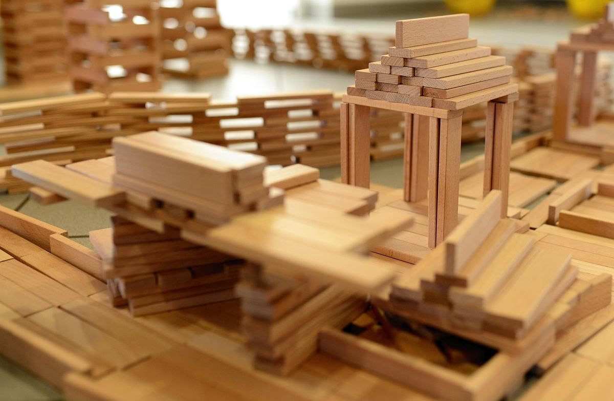 Construction en bois sur une table